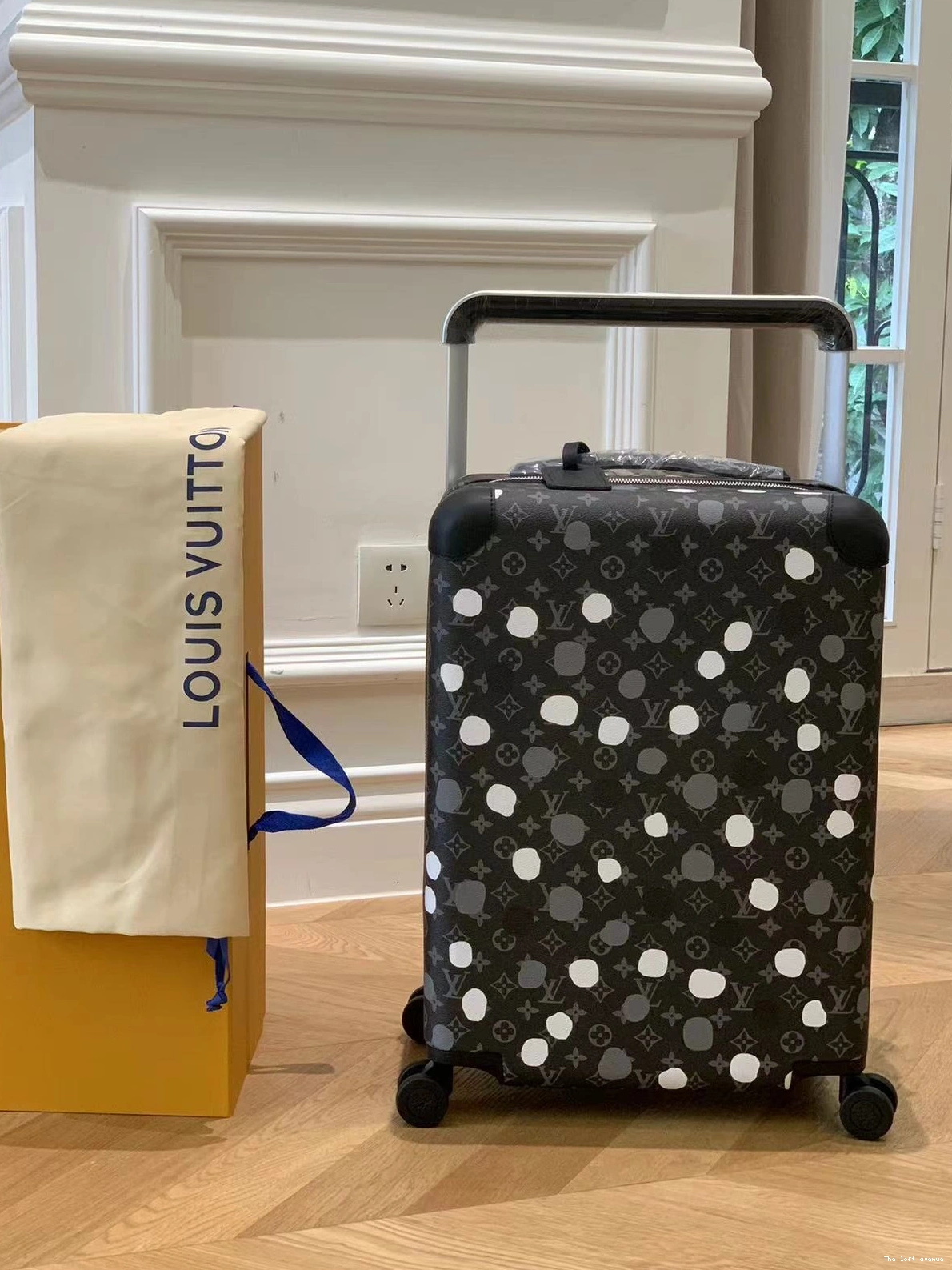 YAYOI 37L POLKADOT CUSTOM SUITCASE HORIZON 55 CABIN 0822